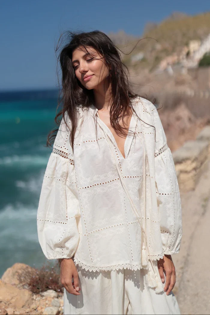 BLUSA CON RICAMI A RILIEVO