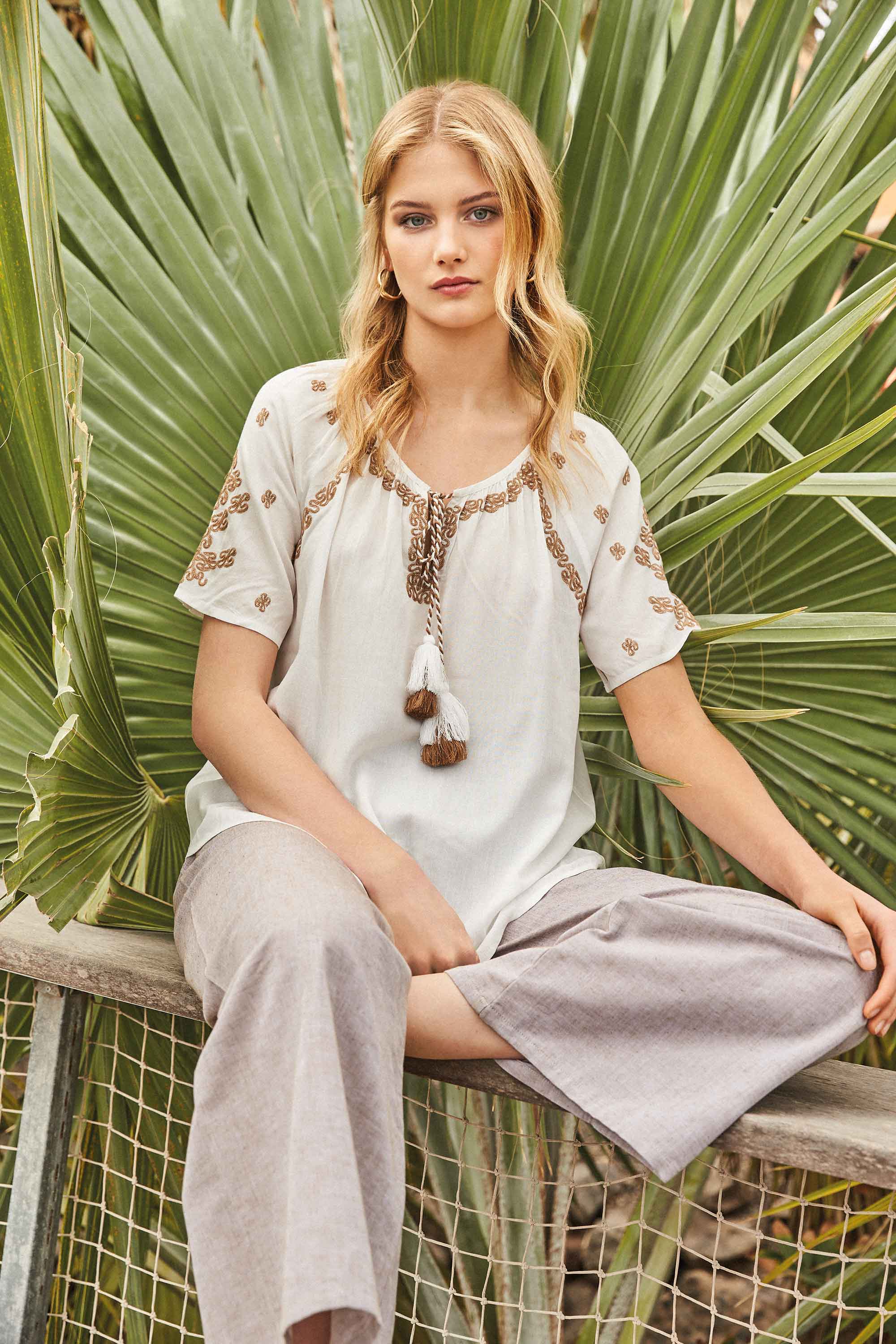 BLUSA CON RICAMI ARTIGIANALI